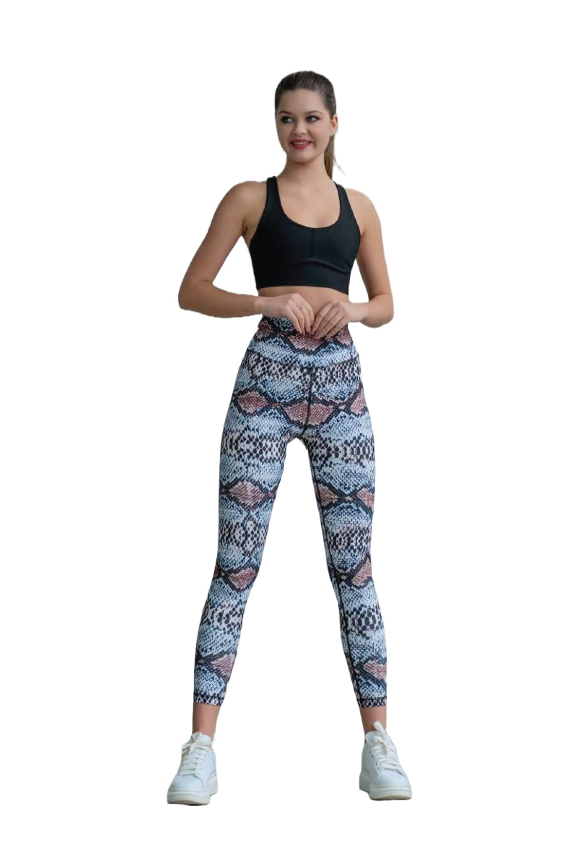 Frau in Lismina 328 Extra High Waist Leggings, lächelnd in weißen Turnschuhen und einem schwarzen Sport-BH.